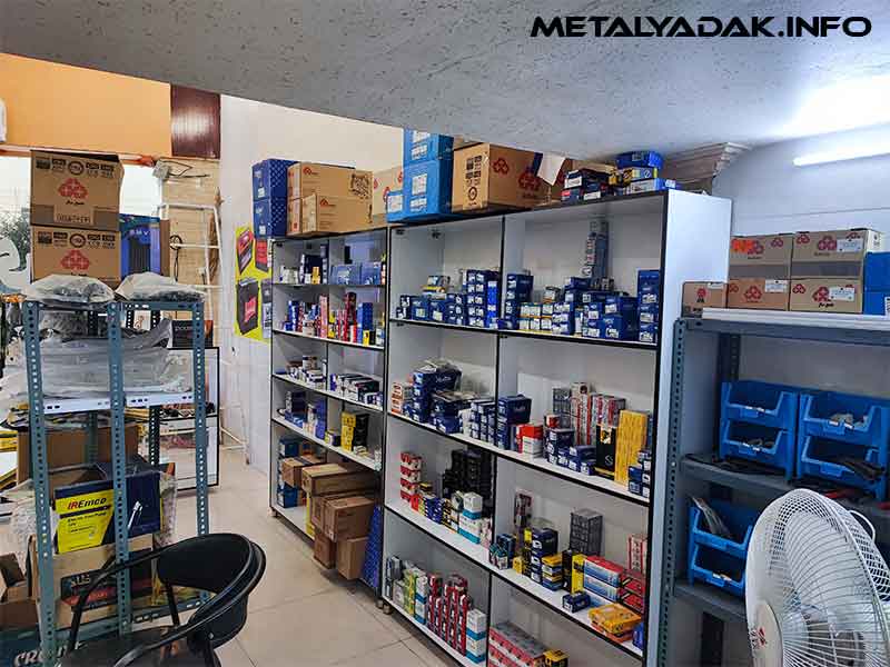 قفسه قطعات و لوازم یدکی خودرو در فروشگاه نظری رامهرمز